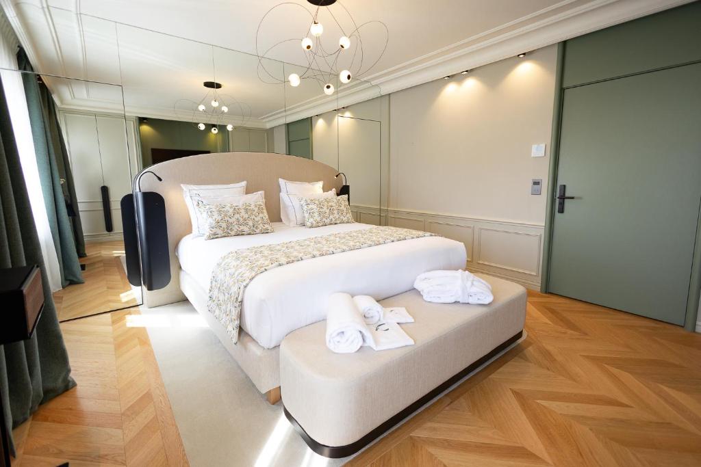 Postel nebo postele na pokoji v ubytování Chateau Pimo