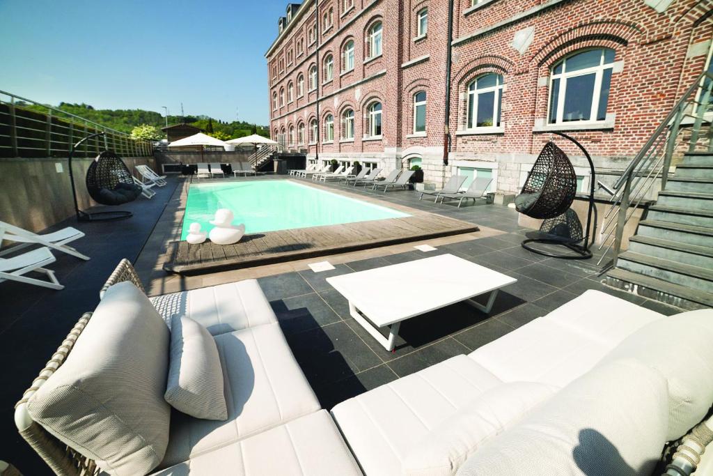 Bazén v ubytování Hotel Verviers Van der Valk nebo v jeho okolí