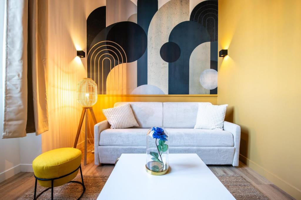 un salon avec un canapé et une table dans l'établissement Lassagne - 1, à Lyon