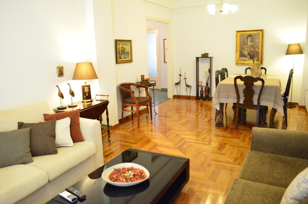 sala de estar con sofá y mesa en Pedion Areos Park 5 Center 5, en Atenas