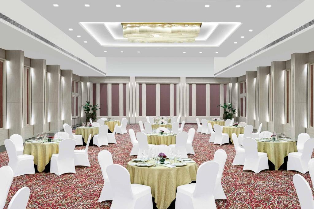 Restaurace v ubytování Vivanta Ernakulam, Marine Drive