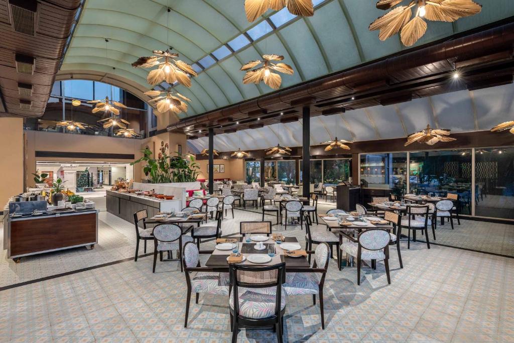 Restaurace v ubytování Vivanta Ernakulam, Marine Drive