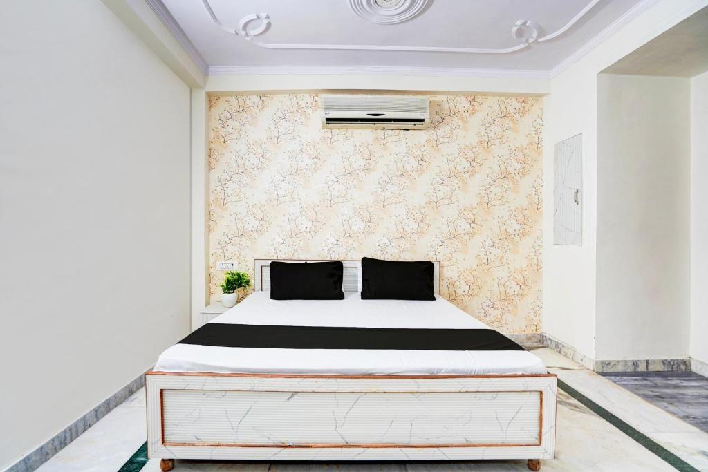 Postel nebo postele na pokoji v ubytování Hotel O THE ROYALL RESIDENCY