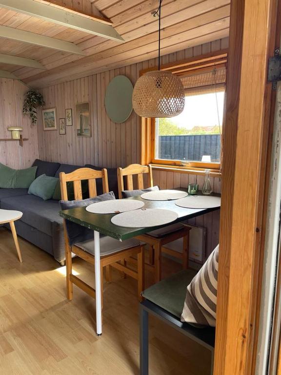 Posezení v ubytování Exclusive Cottage close to Tornby Beach