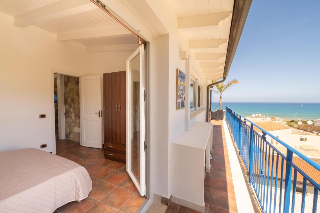 Vista generica sul mare o vista sul mare dall'interno dell'appartamento