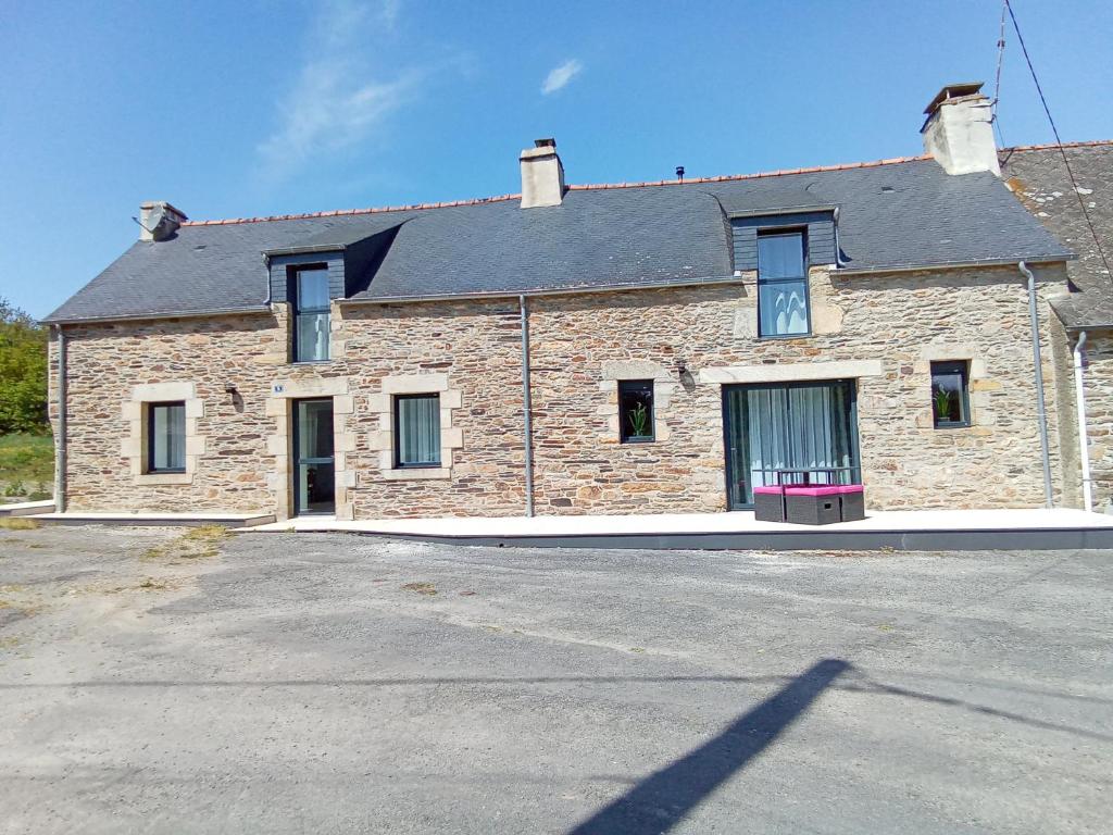 - un grand bâtiment en briques avec une fenêtre dans l'établissement Magnifique résidence de vacances, à Pluherlin