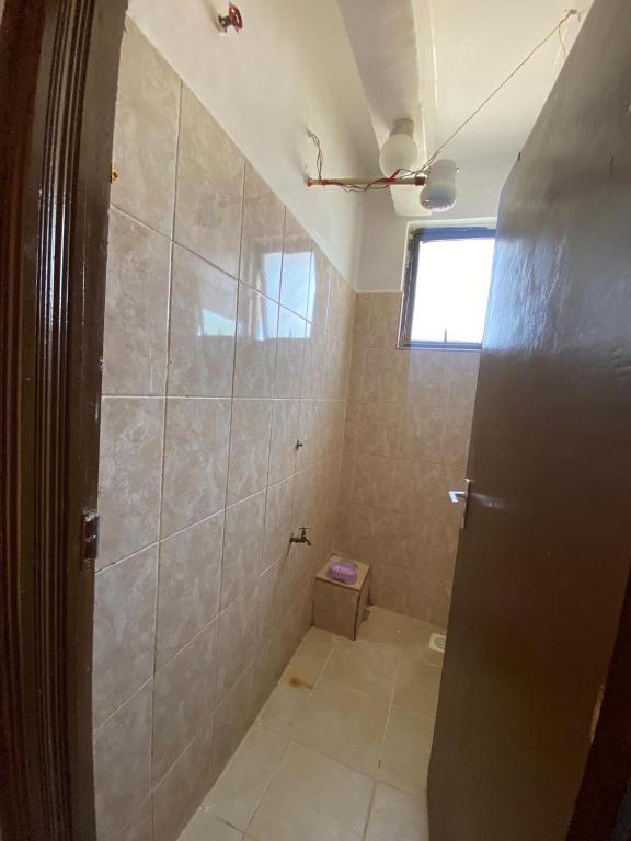Ένα μπάνιο στο Kjay's Homes