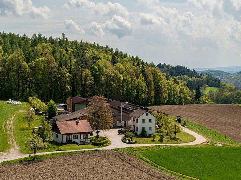 een luchtzicht op een huis en een weg bij Ferienwohnung Aichem in Radolfzell am Bodensee