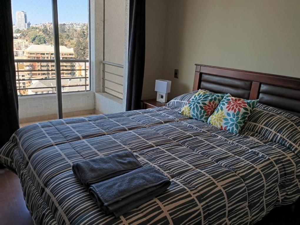 a bedroom with a bed with two towels on it at Departamento Viña Centro in Viña del Mar