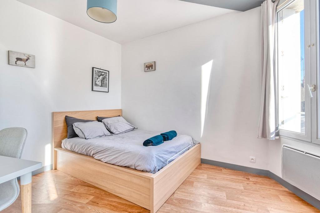 une chambre avec un lit dans une pièce avec une fenêtre dans l'établissement Le central - Rue du mail, à Angers