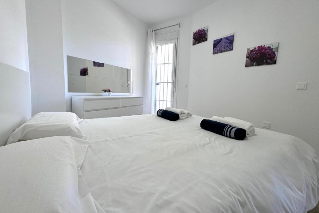 Postel nebo postele na pokoji v ubytování Bright and quiet apartment with a pool