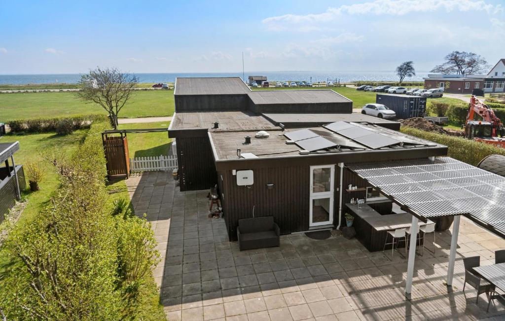 eine Aussicht auf ein Haus mit Sonnenkollektoren in der Unterkunft Beautiful Home In Haderslev With Sauna in Haderslev