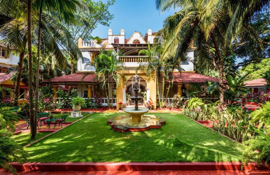 uma casa com uma fonte no meio de um quintal em Casa Anjuna em Anjuna