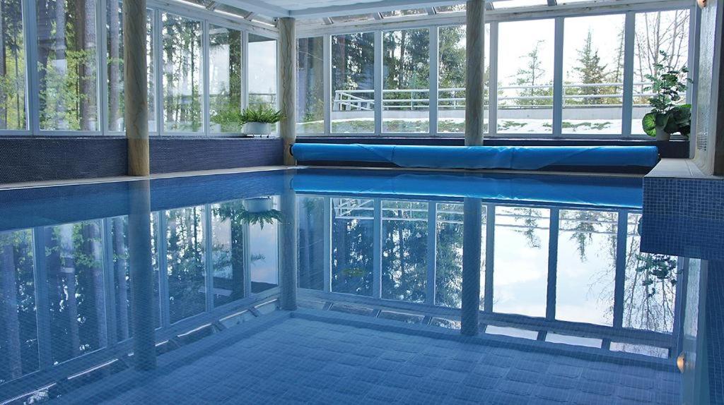 a swimming pool in a building with a pool at Corum in Karpacz