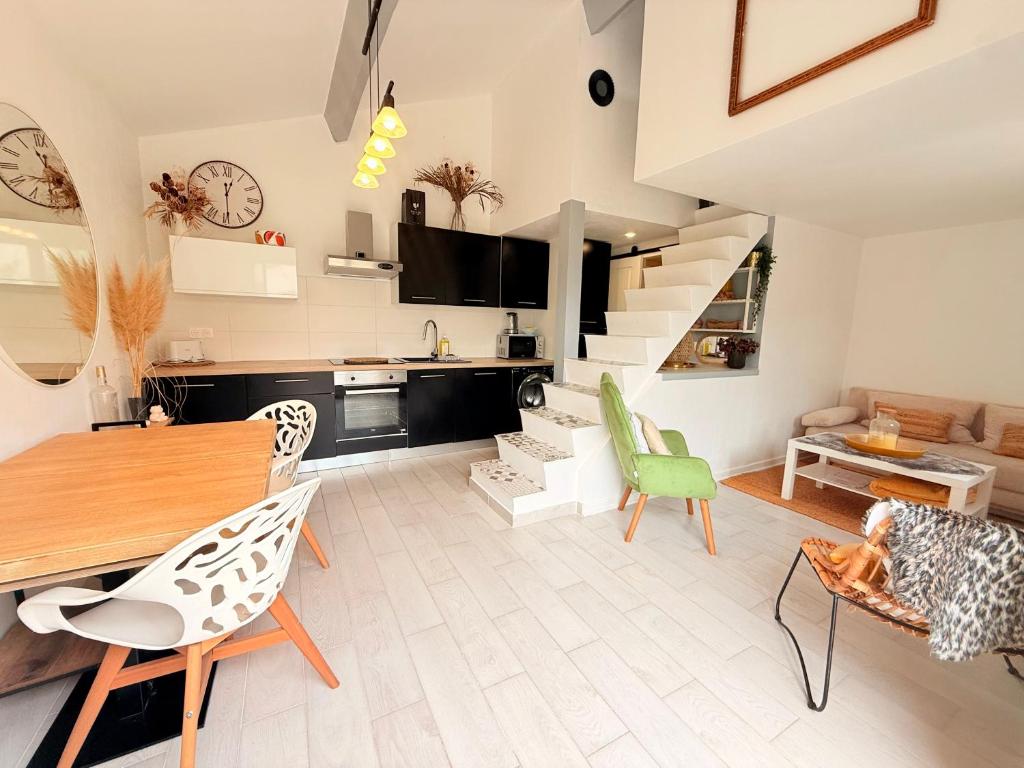 - un salon avec une table à manger et des chaises dans l'établissement Maison avec jardin et piscine, à La Motte