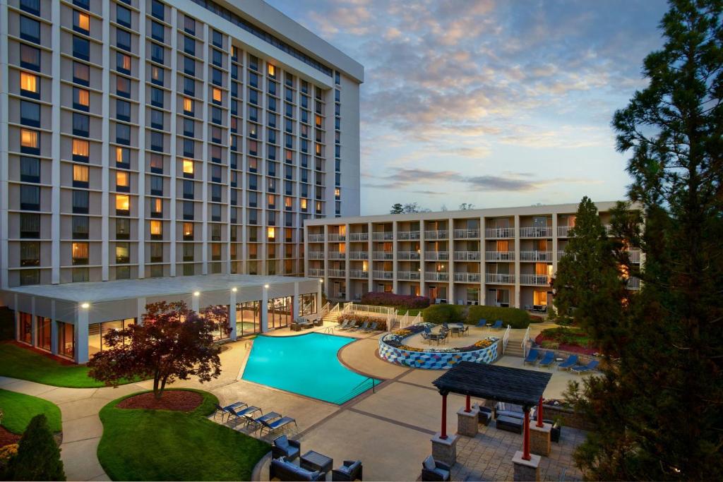 a large hotel with a pool and a resort at Atlanta Airport Marriott in Atlanta