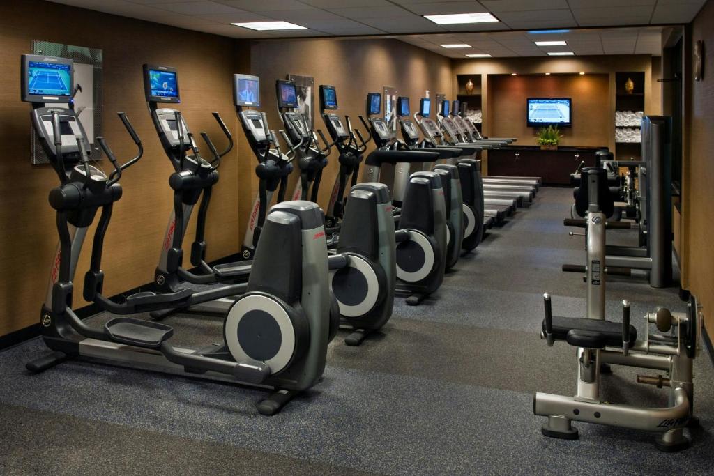 Fitness centrum a/nebo fitness zařízení v ubytování Buffalo Marriott Niagara