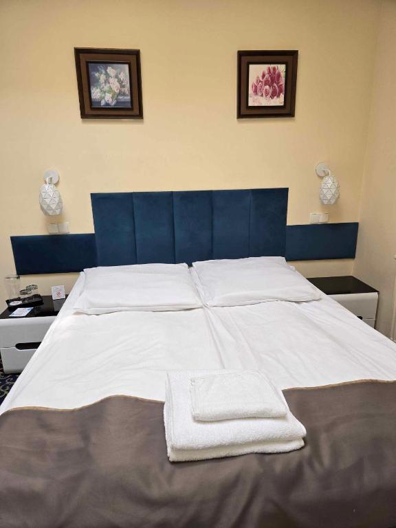 Postel nebo postele na pokoji v ubytování Hotel Venecia Palace