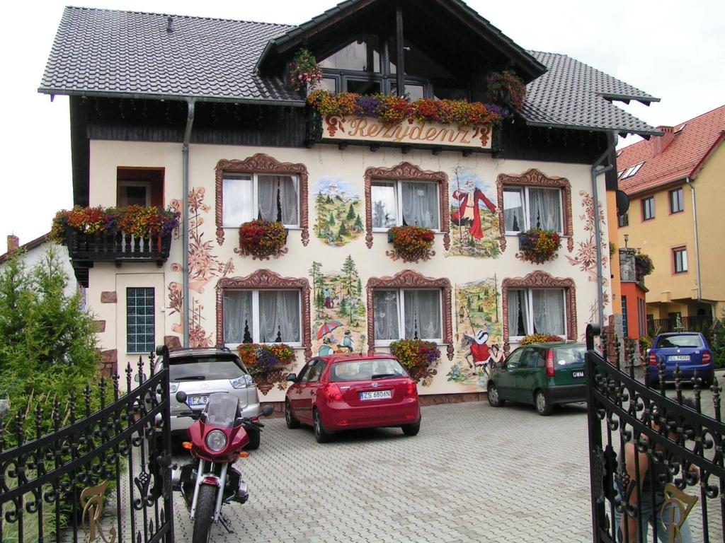 a house with paintings on the side of it at Rezydenz in Szklarska Poręba