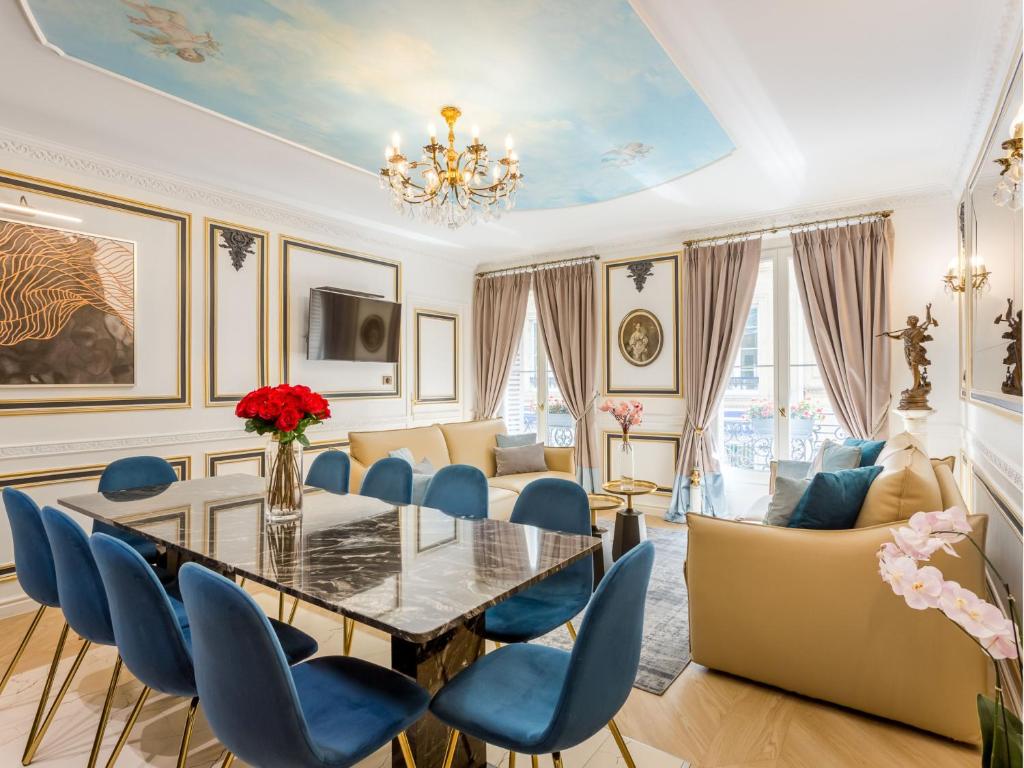 une salle à manger avec une table et des chaises dans l'établissement Merveil - Luxury Suite -Champs Elysees- Ponthieu I, à Paris