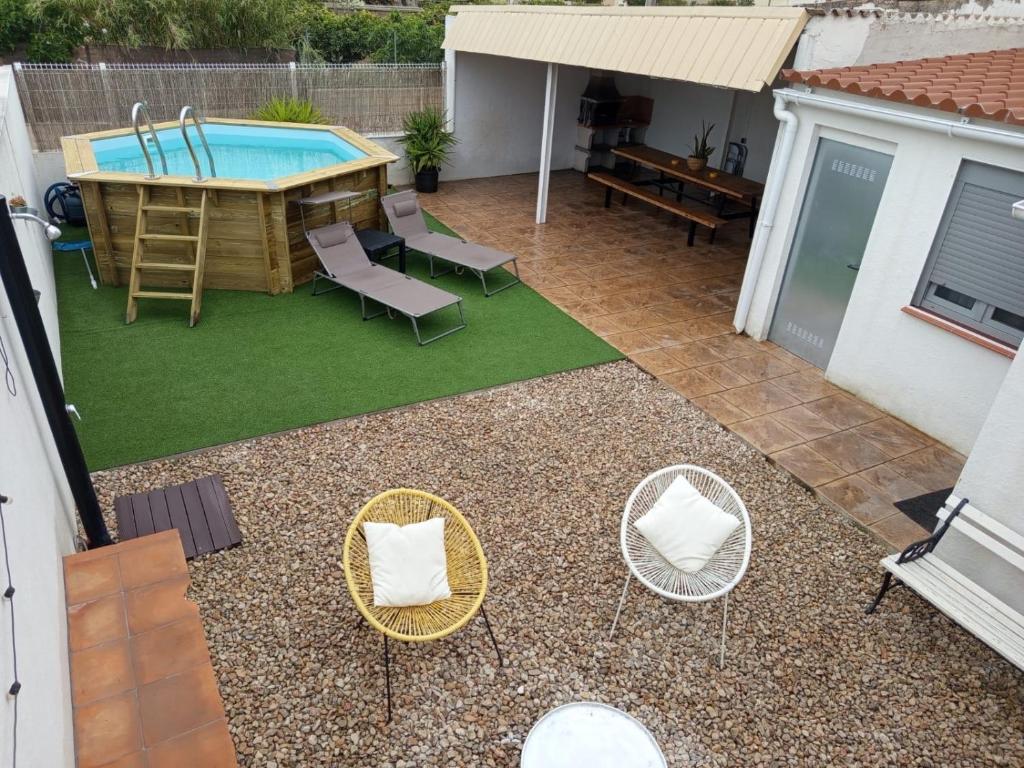an overhead view of a backyard with a pool and chairs at Casa Pastor, Delta del Ebro in El Lligallo del Gànguil
