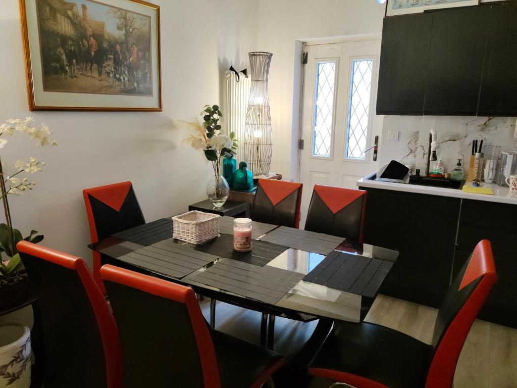 TV a/nebo společenská místnost v ubytování Bet El Cozy & Comfy Room 2