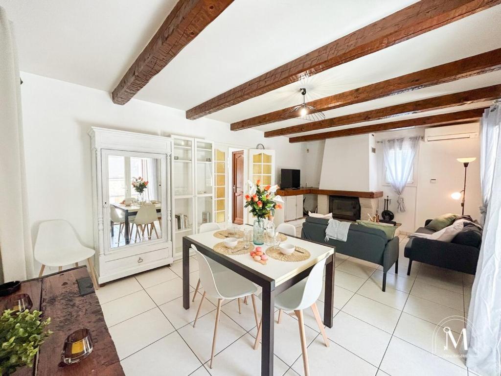 un salon avec une table et un canapé dans l'établissement Maison 3 chambres avec piscine à Sanary-sur-Mer, à Sanary-sur-Mer