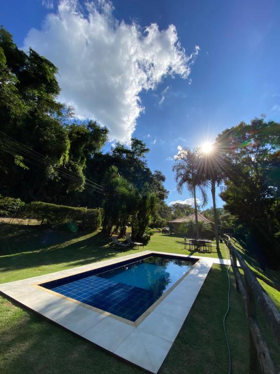a swimming pool in the yard of a house at Um Sonho Casa - Secretário RJ in Araras Petropolis