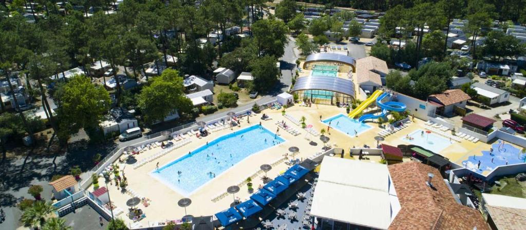 - une vue sur la piscine d'un parc aquatique dans l'établissement Mobilhome 7 personnes climatisé - Camping 4 étoiles, à Lège-Cap-Ferret