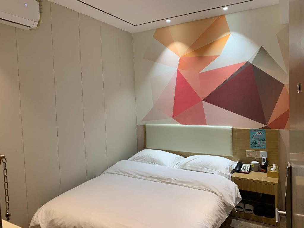 Postel nebo postele na pokoji v ubytování Longxiang intelligent Hotel