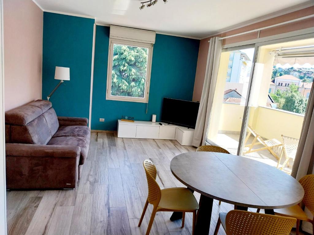 a living room with a table and a couch at Casa Palmy in Verbania