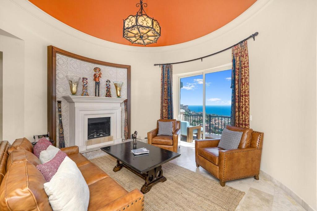- un salon avec un canapé, des chaises et une cheminée dans l'établissement Unique Renovated 3 Bed Montecristo Villa at Quivira, à Cabo San Lucas