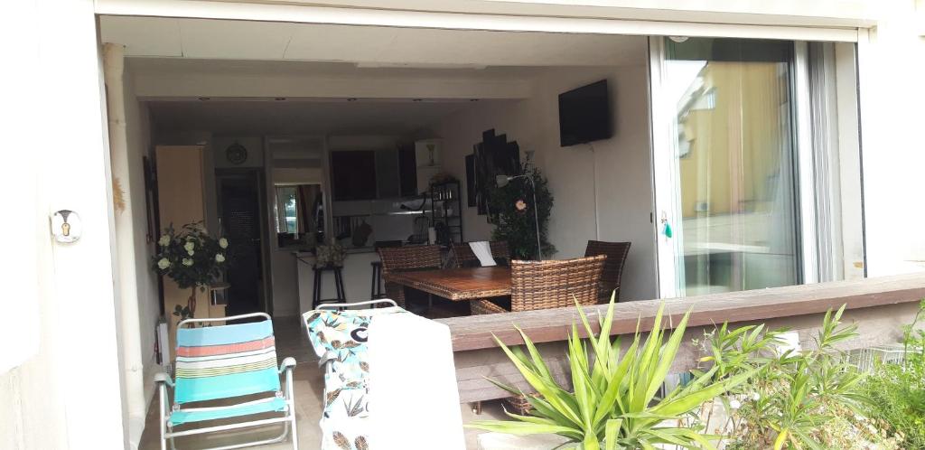 une terrasse couverte avec une table et des chaises sur une maison dans l'établissement Village Naturiste, Cap d'Agde Port Nature 522, au Cap d'Agde