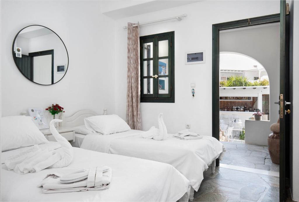 Postel nebo postele na pokoji v ubytování Eleni Rooms