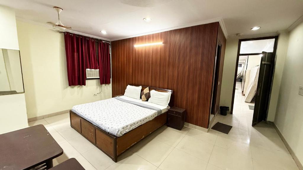 Postel nebo postele na pokoji v ubytování Hotel Joy - Karol Bagh Market