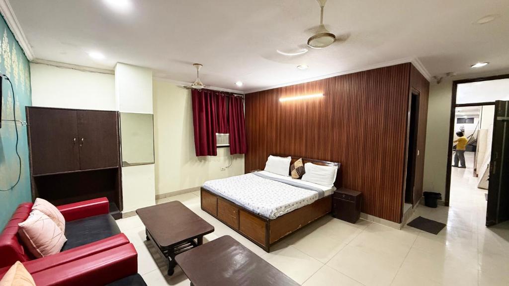 Postel nebo postele na pokoji v ubytování Hotel Joy - Karol Bagh Market