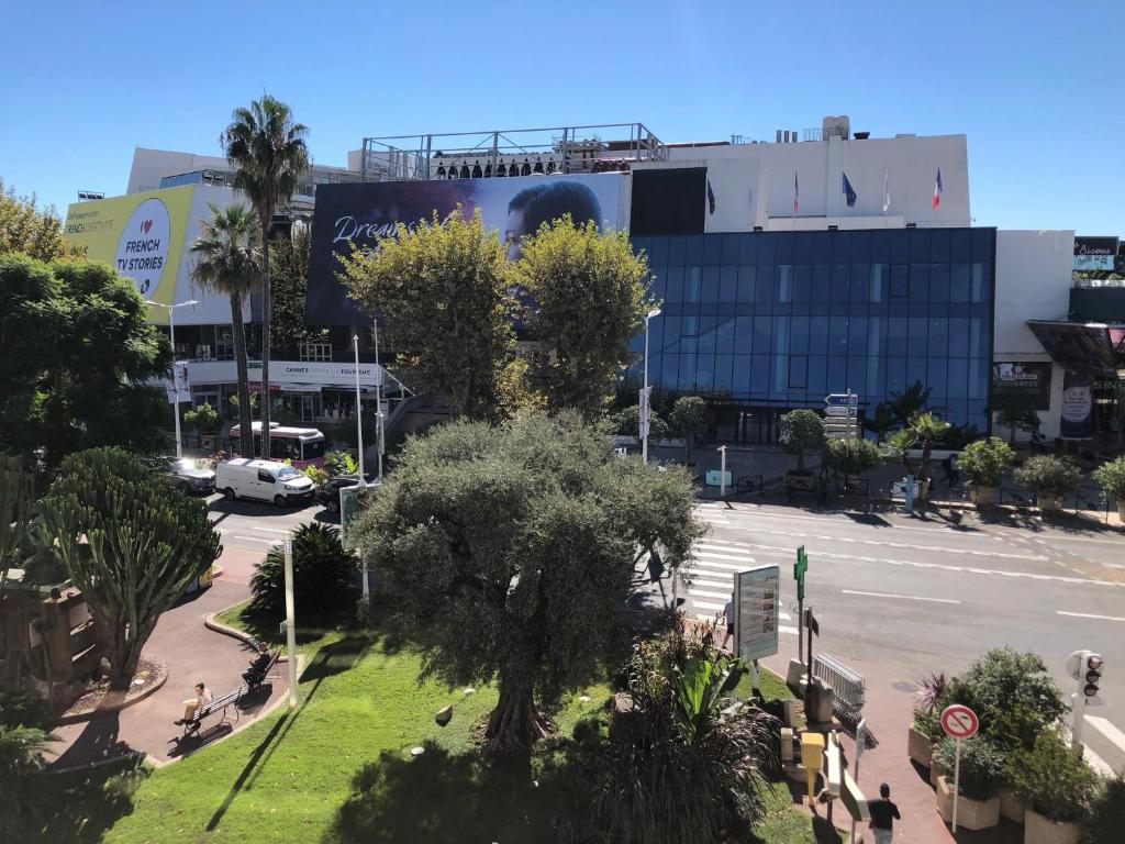 une vue aérienne sur une rue d'une ville dans l'établissement merimée 4G, à Cannes