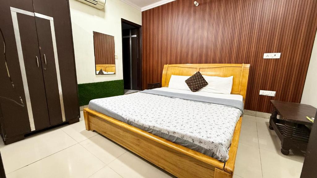 Postel nebo postele na pokoji v ubytování Hotel Joy - Karol Bagh Market