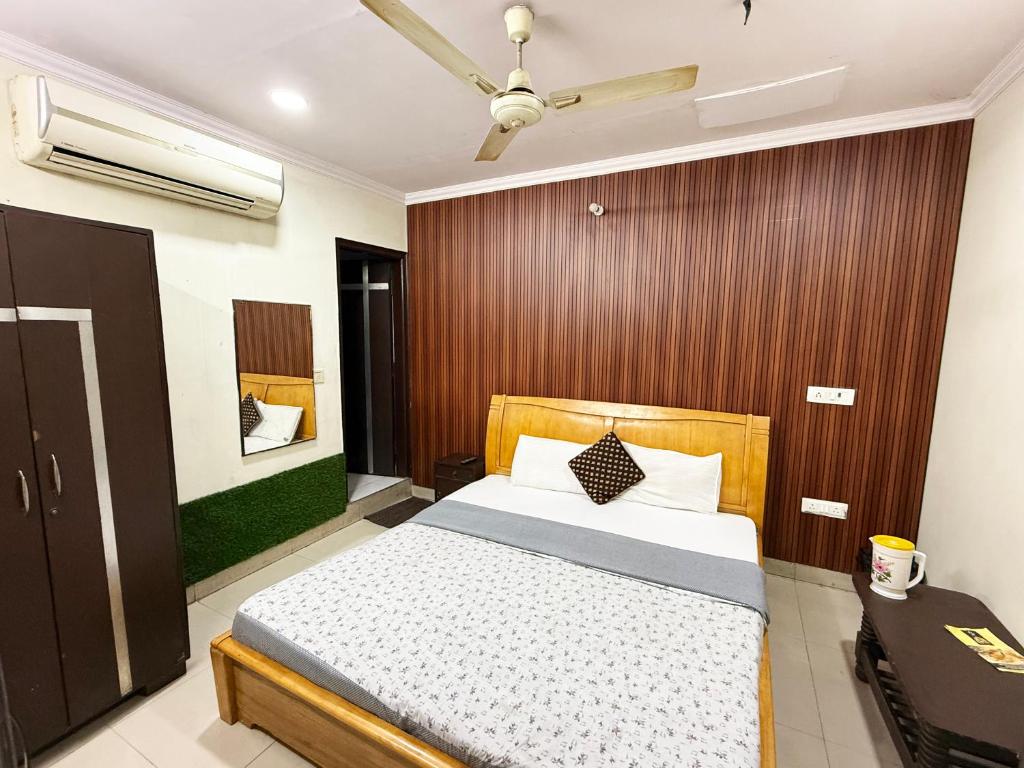 Postel nebo postele na pokoji v ubytování Hotel Joy - Karol Bagh Market