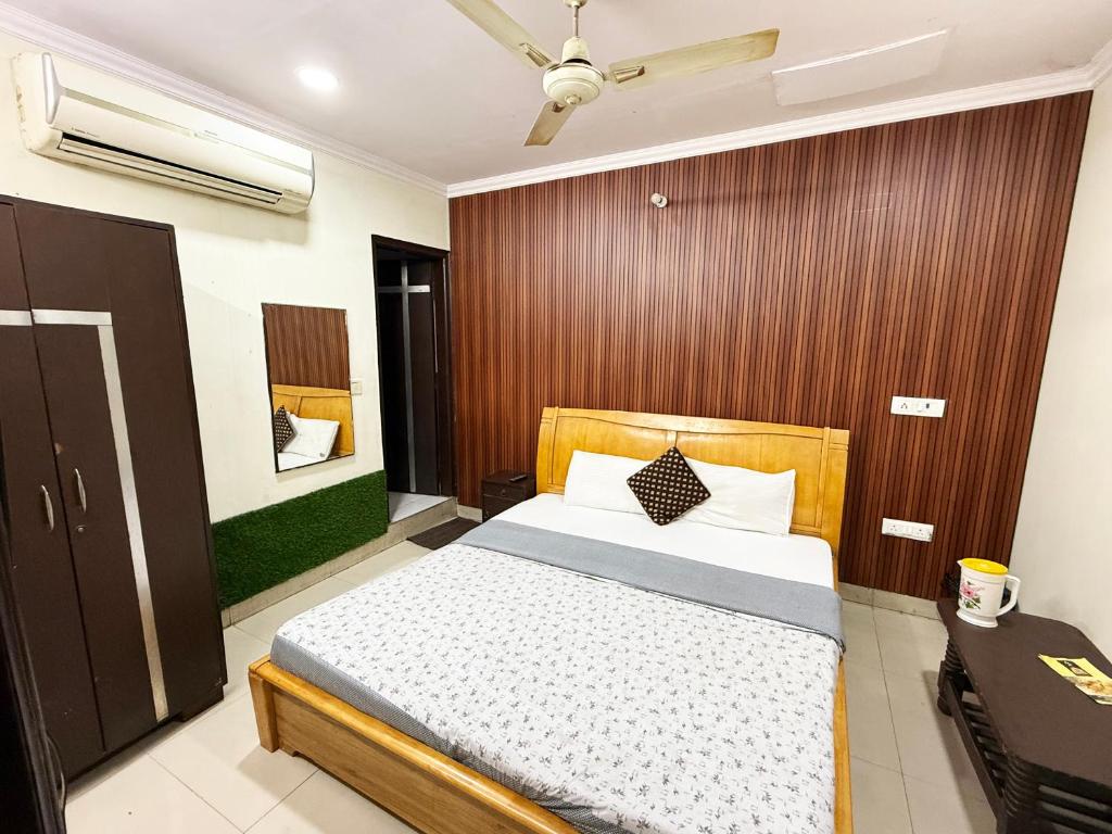 Postel nebo postele na pokoji v ubytování Hotel Joy - Karol Bagh Market