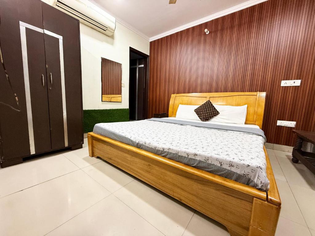 Postel nebo postele na pokoji v ubytování Hotel Joy - Karol Bagh Market