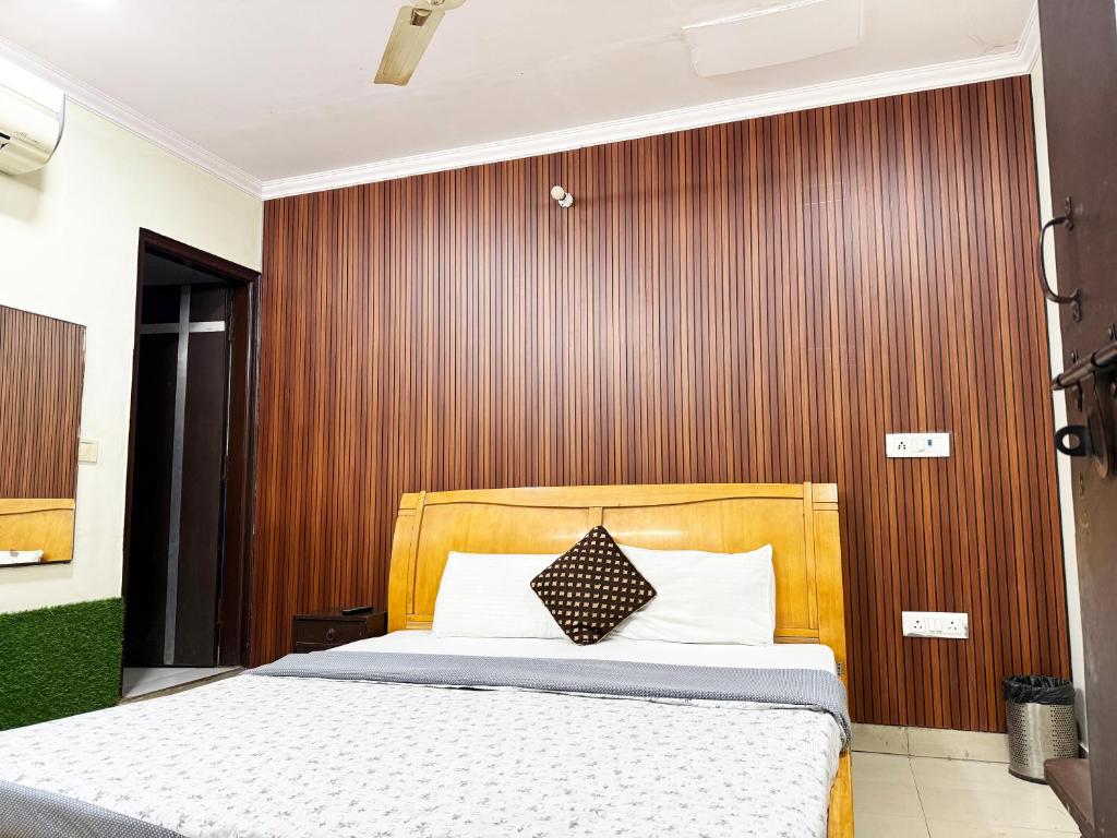 Postel nebo postele na pokoji v ubytování Hotel Joy - Karol Bagh Market
