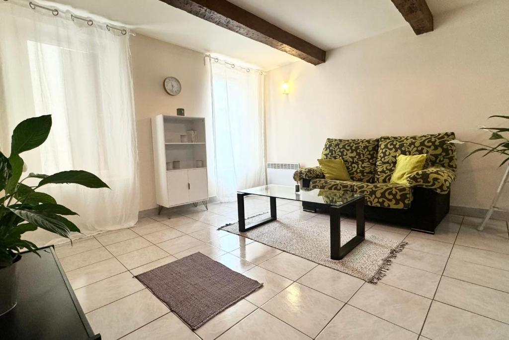 un salon avec un canapé et une table dans l'établissement Cozy 1-Bedroom Apartment near Vieux-Port, à Marseille