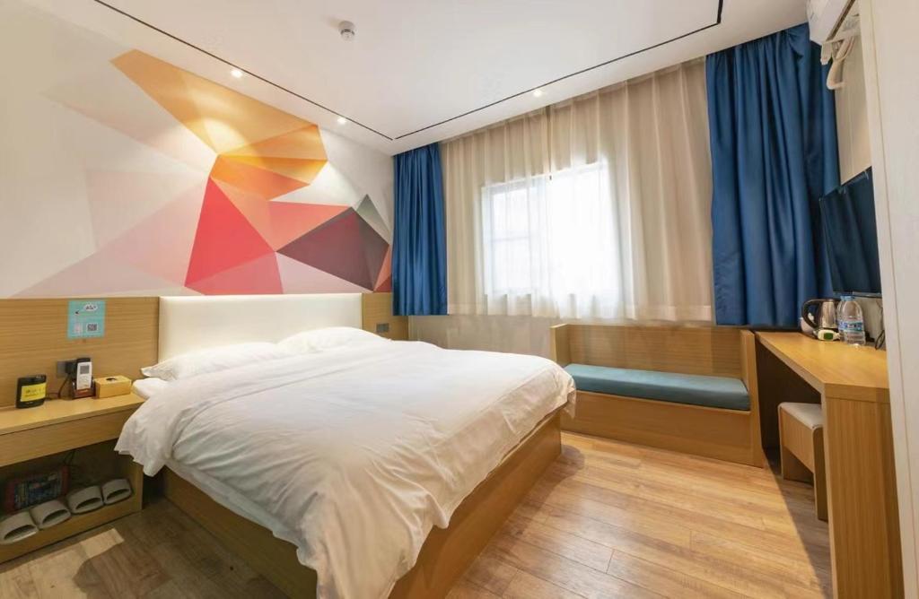 Postel nebo postele na pokoji v ubytování Longxiang intelligent Hotel