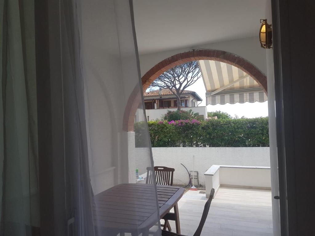 an open door to a patio with a table and a view at Golden River n1 Marina di Campo in Campo nell'Elba