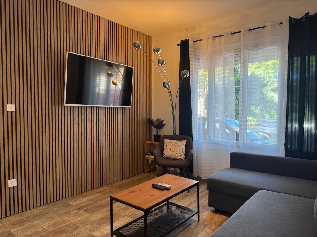 un salon avec un canapé et une table dans l'établissement Le sud version toulouse, à La Seyne-sur-Mer