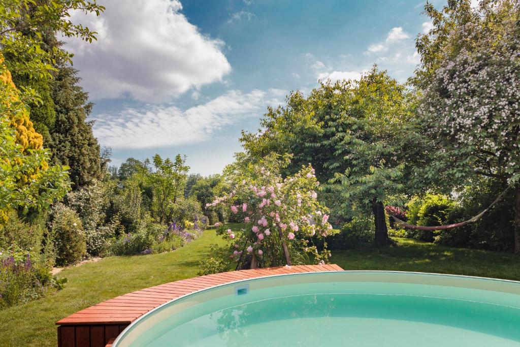 Taman di luar Heimathafen Hannover- Big House with swimmingpool, sauna and garden