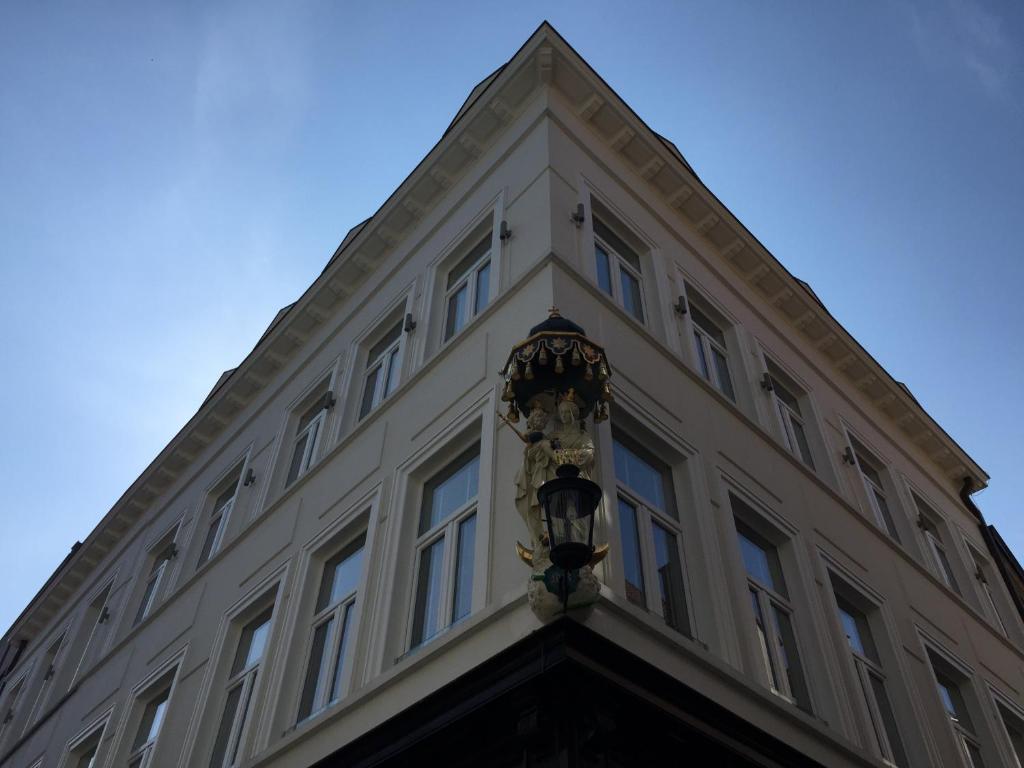 um edifício com uma luz de rua em frente em Antwerp Business Suites em Antuérpia