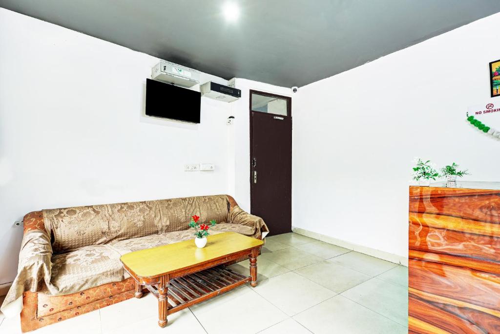 TV a/nebo společenská místnost v ubytování Hotel Great Near Hauz khas Deer Park