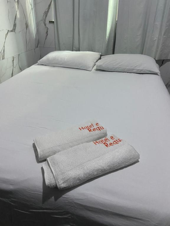 Postel nebo postele na pokoji v ubytování Hotel e Pousada REQUINTTE